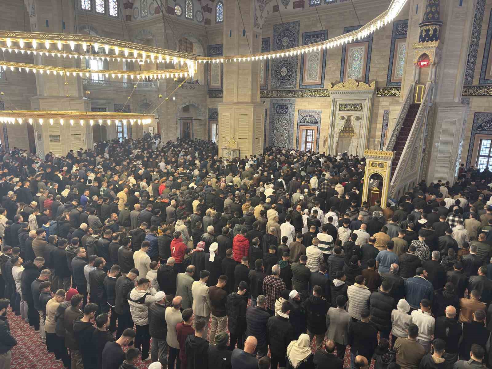 Adana’da bayram namazı kılındı
