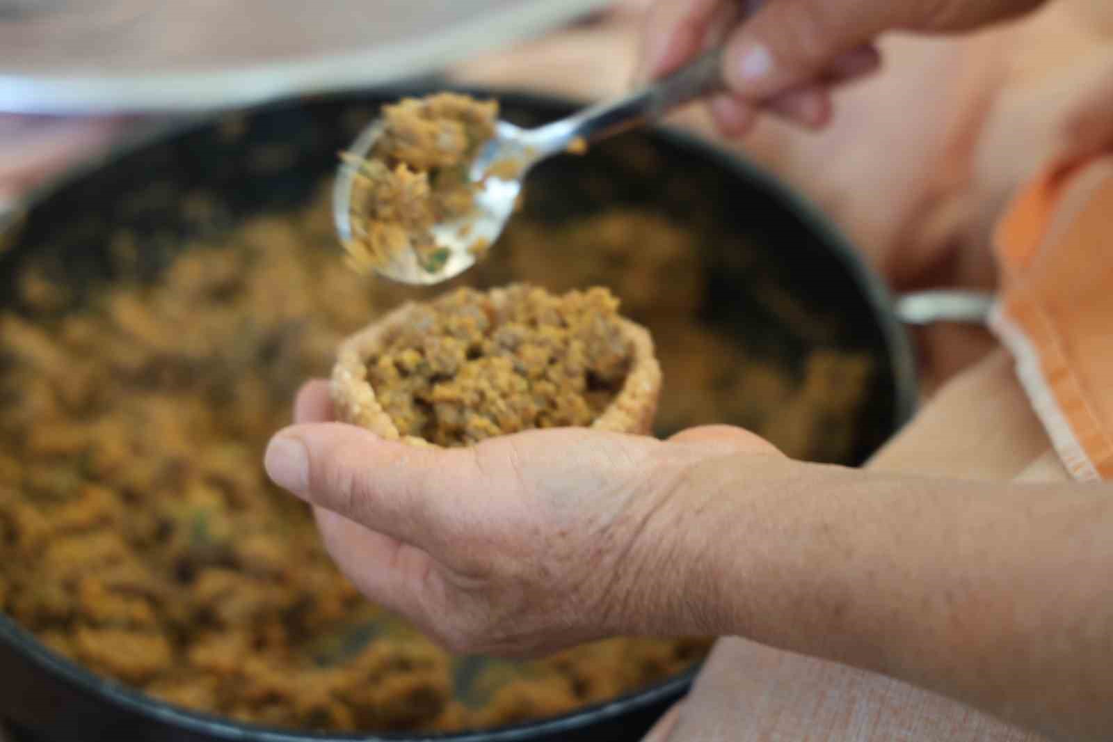 Adana’da bayram sofralarının vazgeçilmezi içli köfte mesaisi başladı
