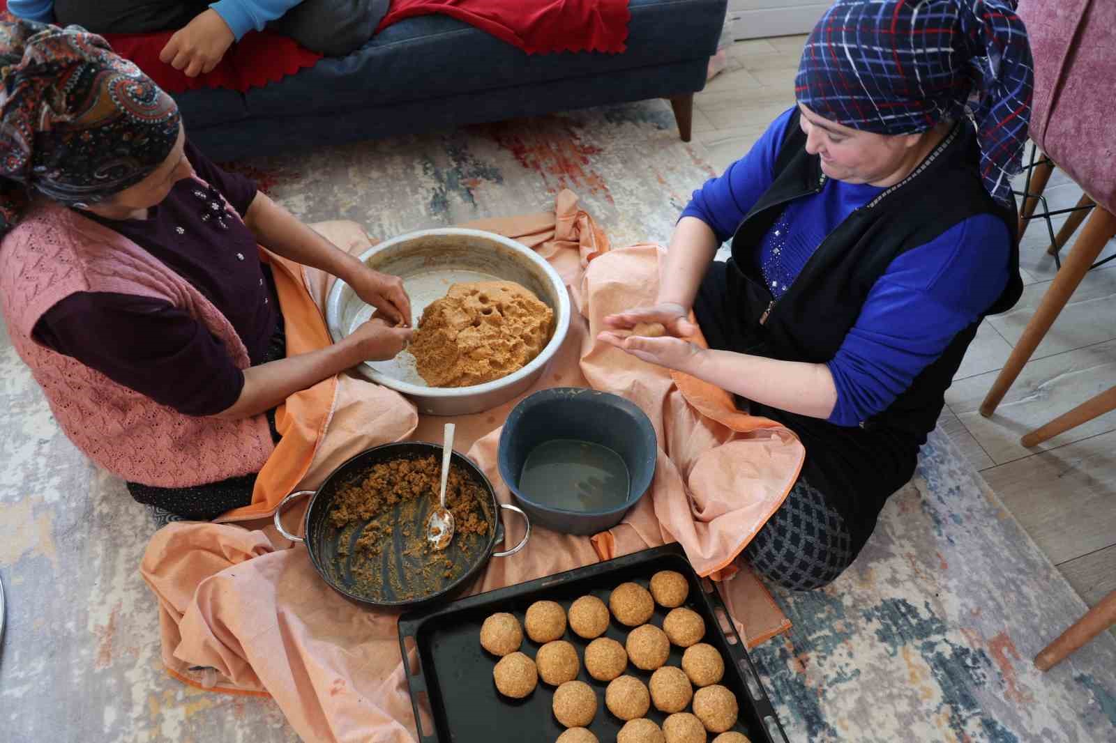 Adana’da bayram sofralarının vazgeçilmezi içli köfte mesaisi başladı

