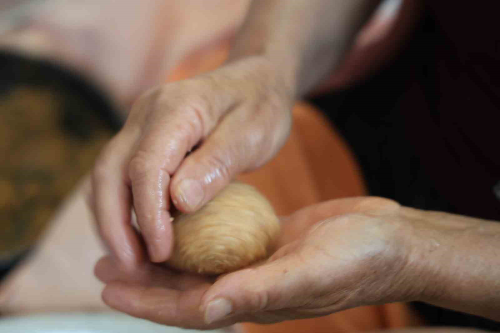 Adana’da bayram sofralarının vazgeçilmezi içli köfte mesaisi başladı
