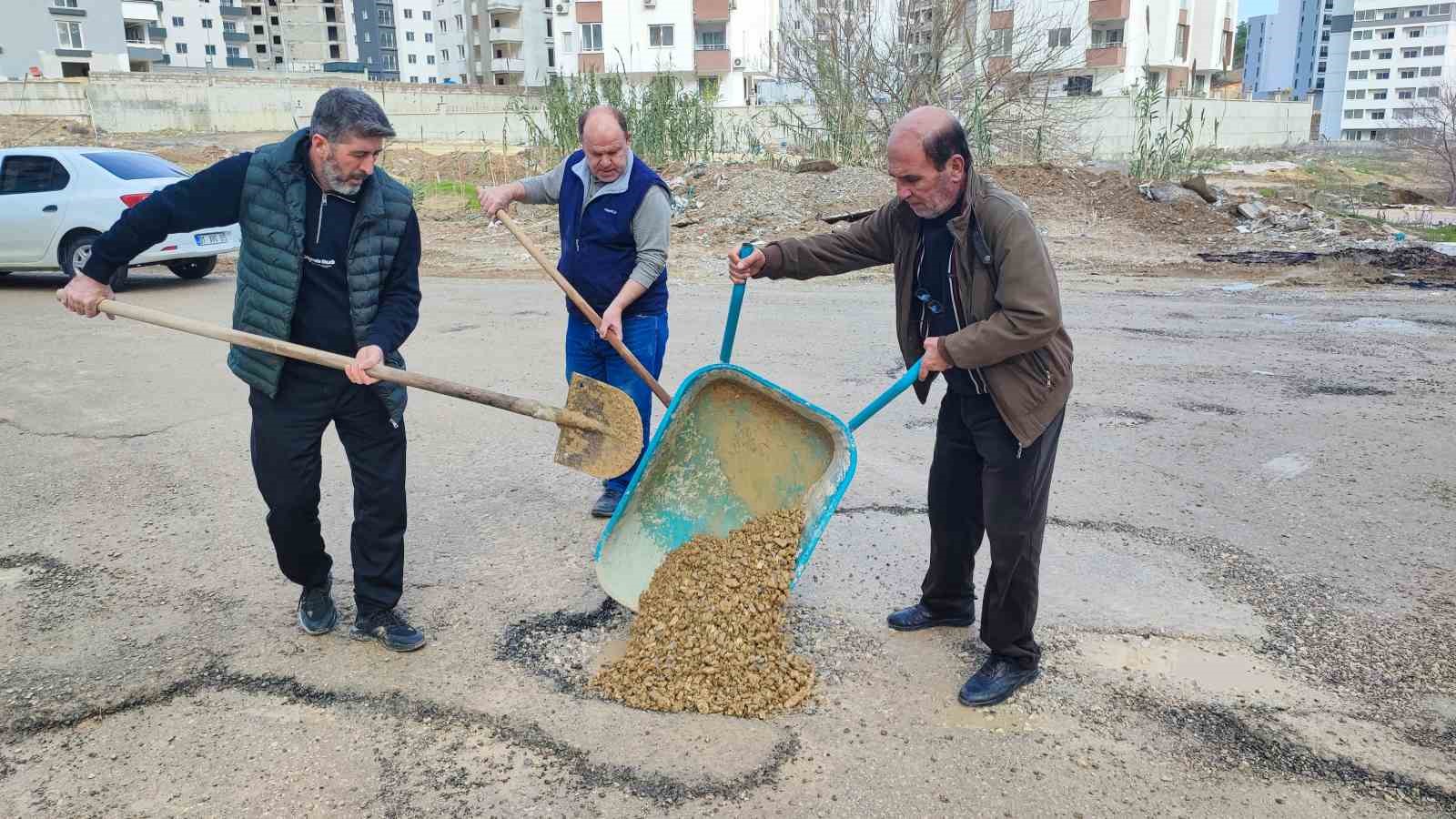 Adana’da belediyenin kapatmadığı çukurları vatandaş kapattı
