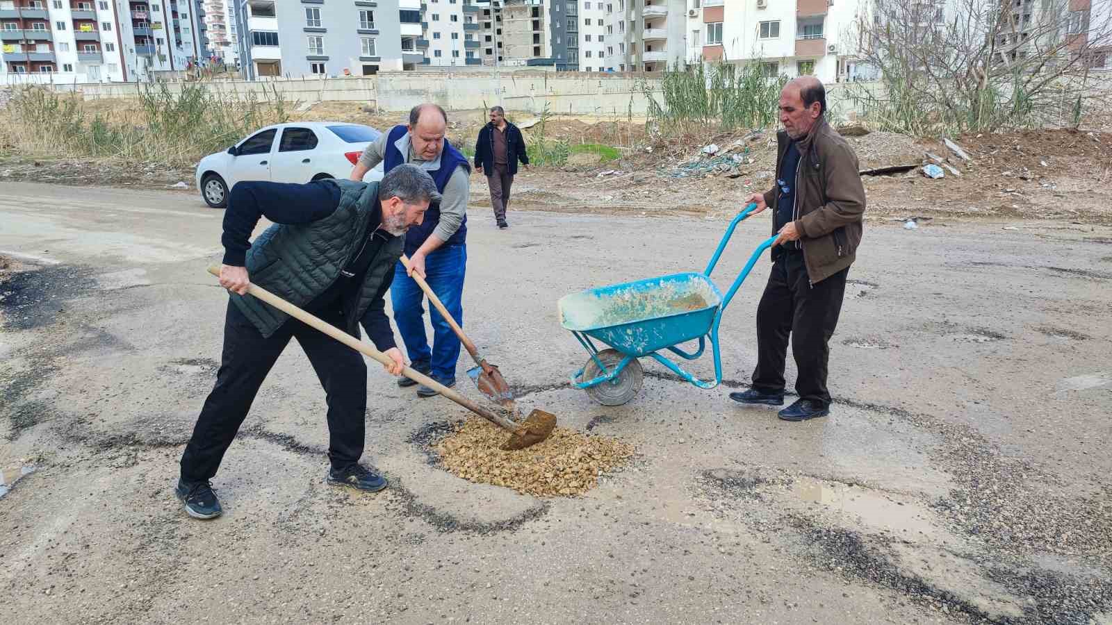 Adana’da belediyenin kapatmadığı çukurları vatandaş kapattı
