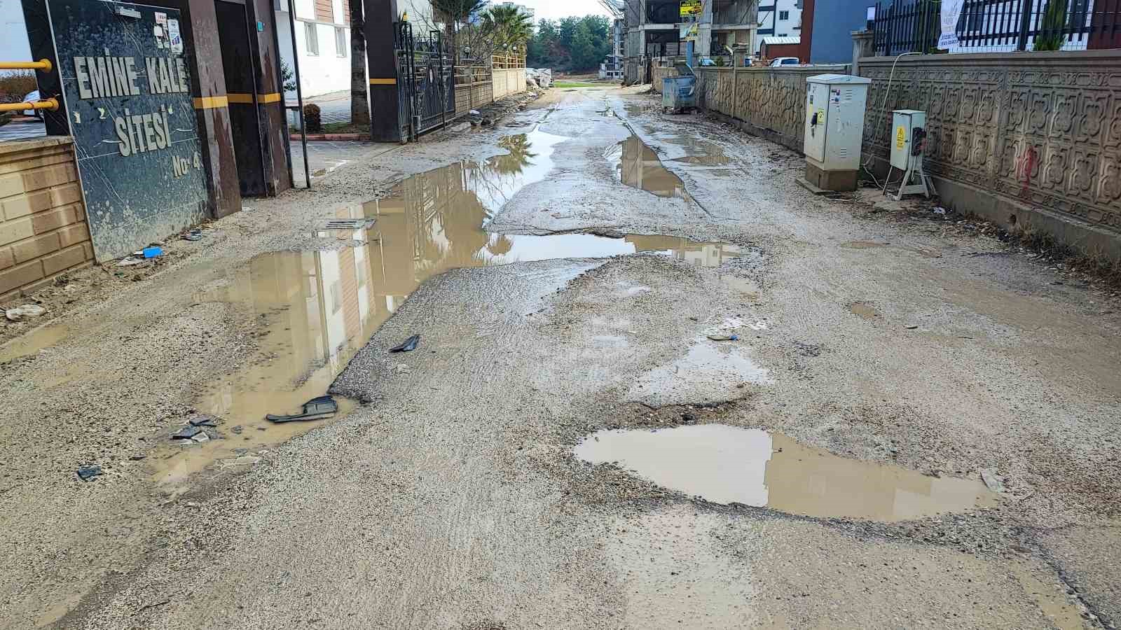 Adana’da belediyenin kapatmadığı çukurları vatandaş kapattı
