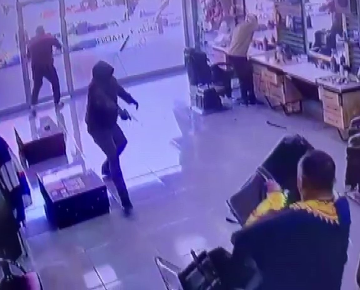 Adana’da berberde böyle ateş etti: 1 yaralı
