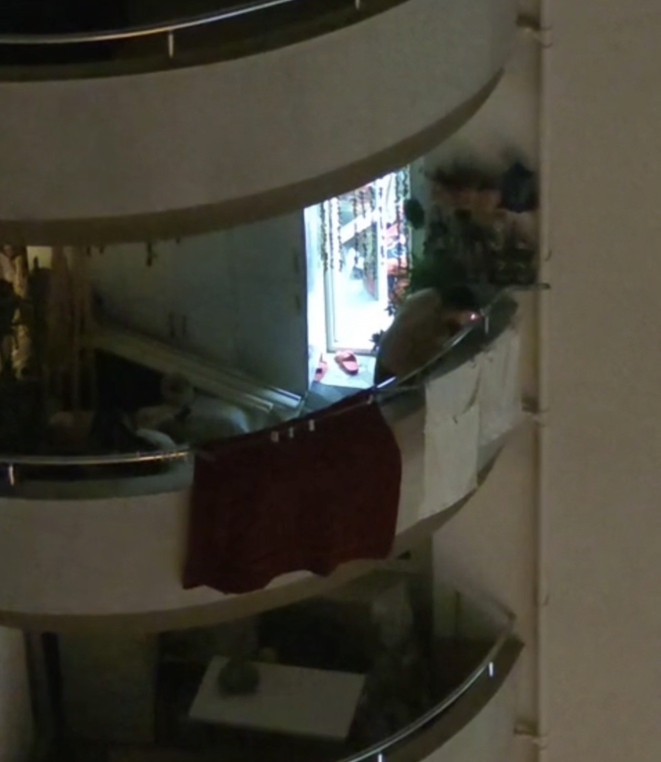 Adana’da bir genç elindeki kolonya şişesiyle dehşet saçtı: "Kendimi ve evi yakacağım"
