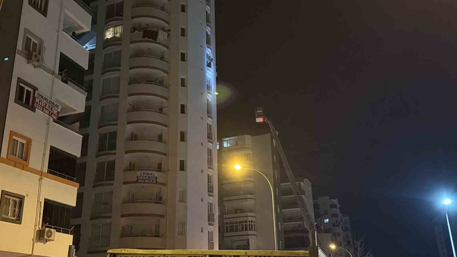 Adana’da bir genç elindeki kolonya şişesiyle dehşet saçtı: "Kendimi ve evi yakacağım"
