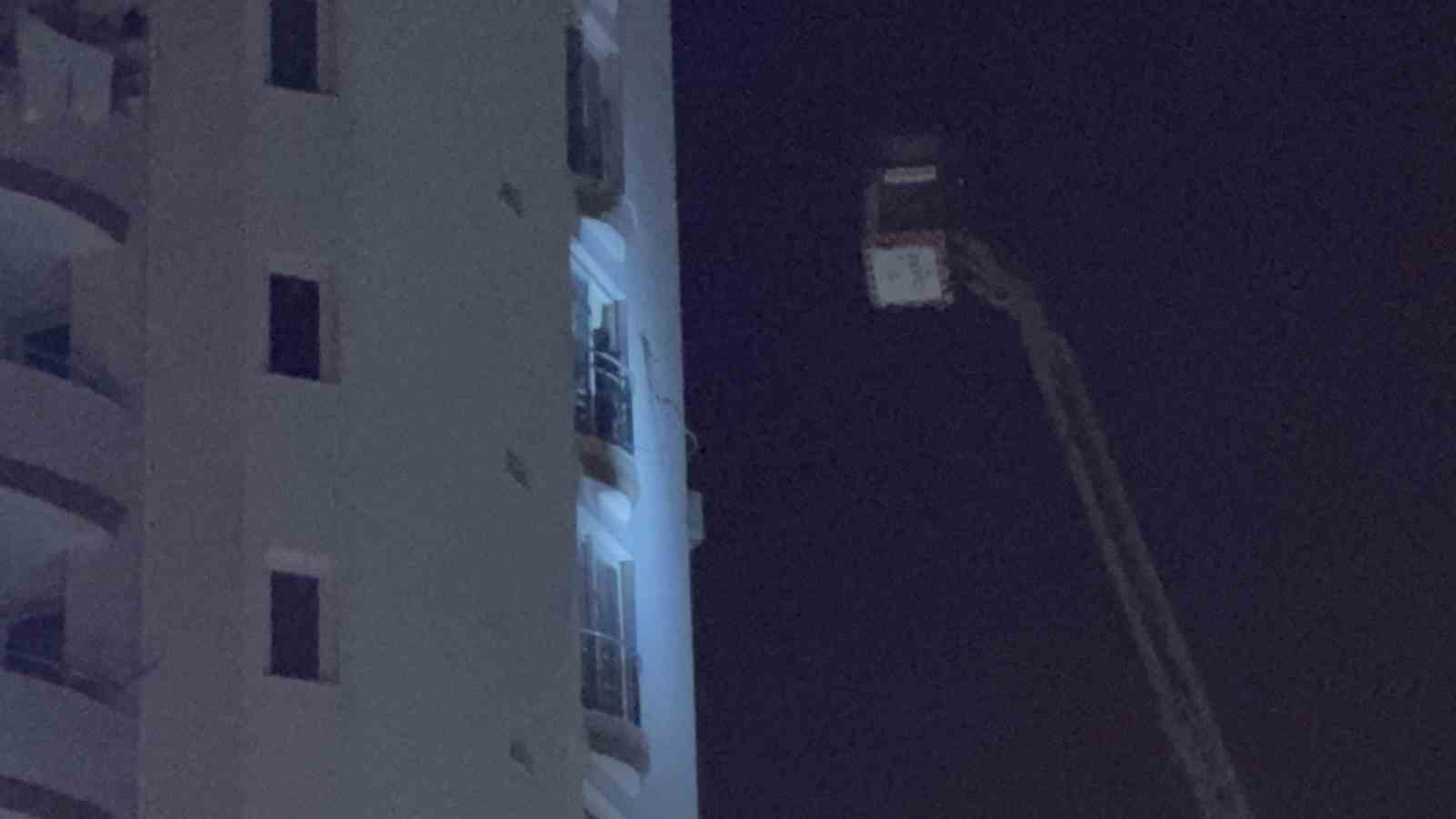 Adana’da bir genç elindeki kolonya şişesiyle dehşet saçtı: "Kendimi ve evi yakacağım"
