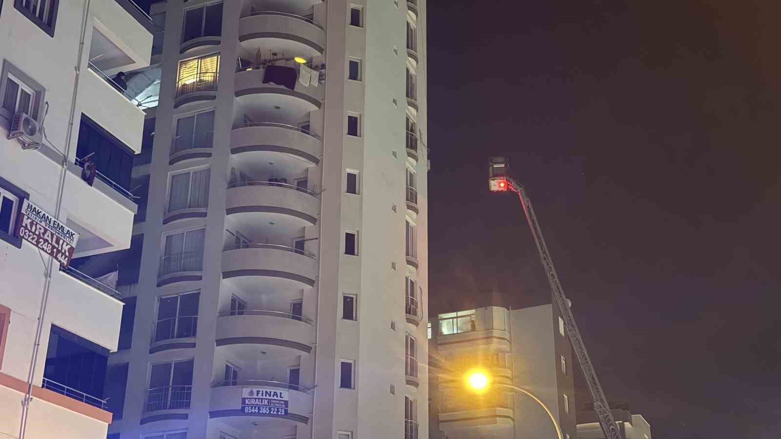 Adana’da bir genç elindeki kolonya şişesiyle dehşet saçtı: "Kendimi ve evi yakacağım"
