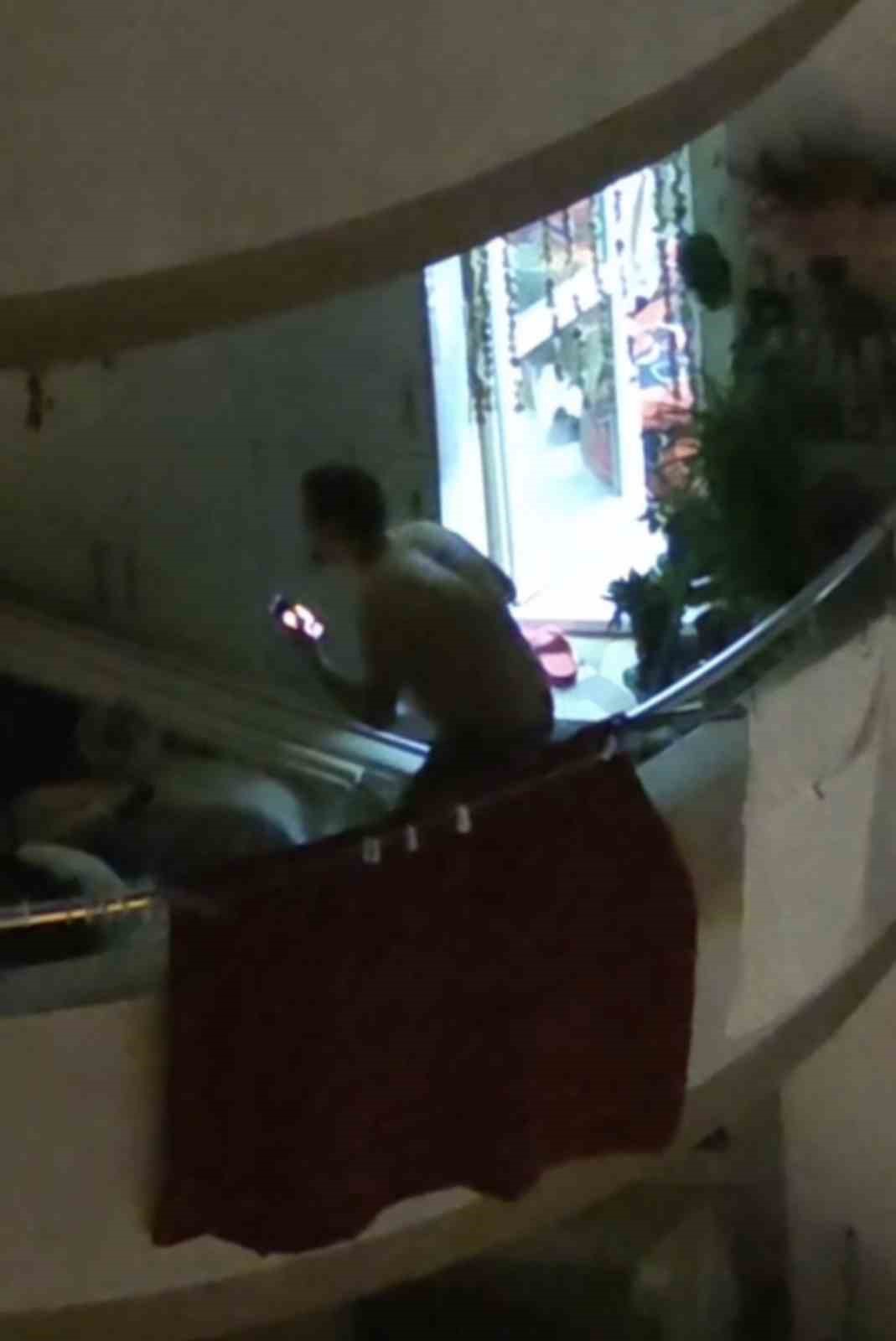 Adana’da bir genç elindeki kolonya şişesiyle dehşet saçtı: "Kendimi ve evi yakacağım"
