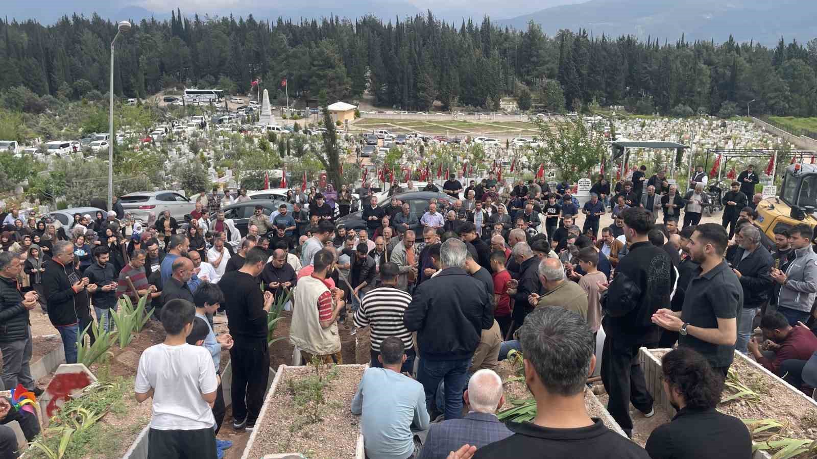 Adana’da boğulan üniversiteli genç, Osmaniye’de gözyaşlarıyla defnedildi
