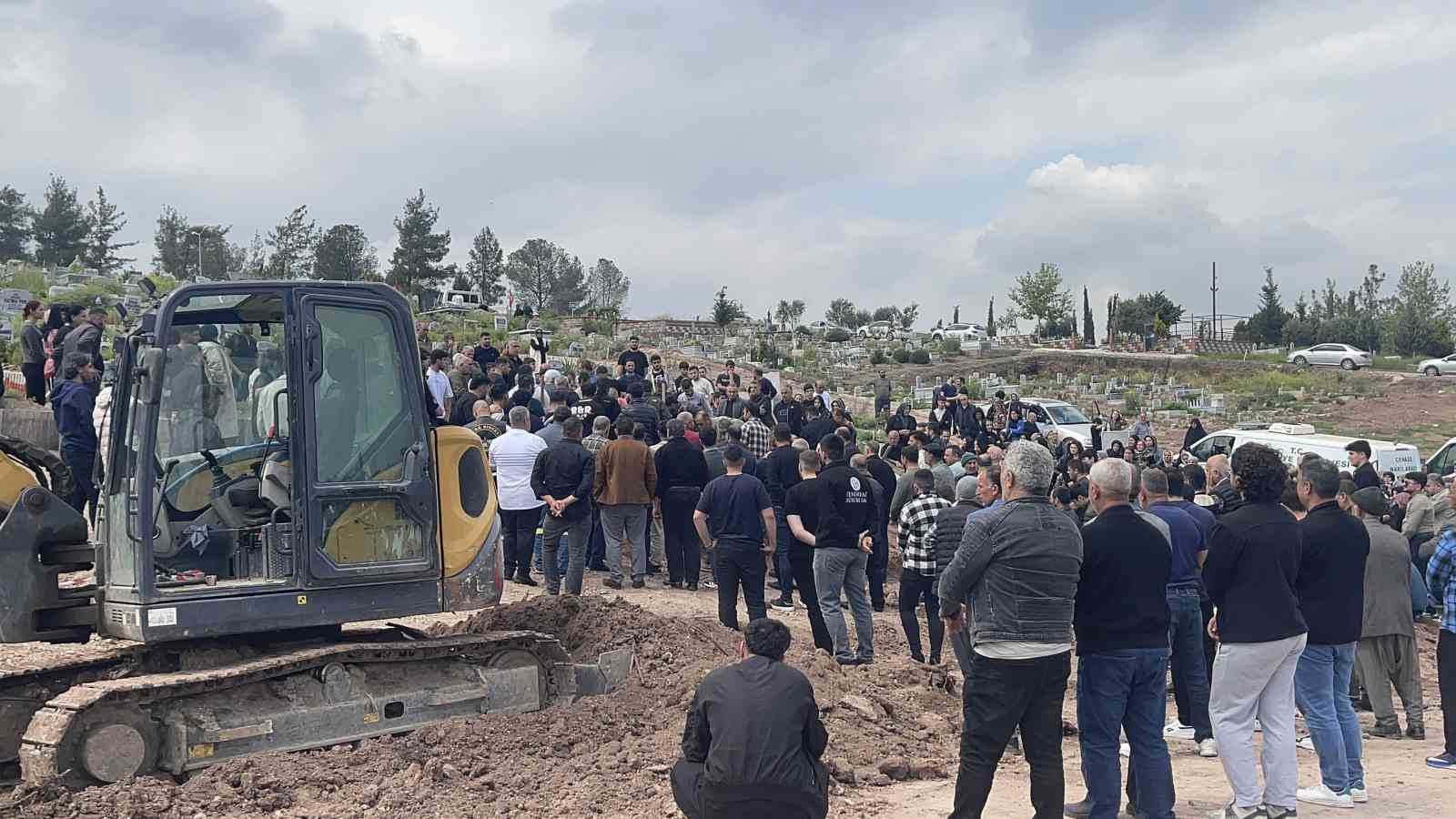 Adana’da boğulan üniversiteli genç, Osmaniye’de gözyaşlarıyla defnedildi
