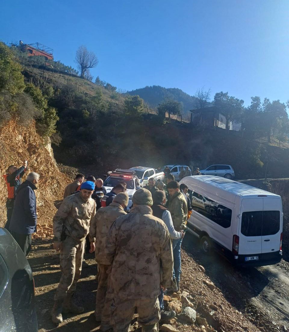 Adana’da bulunan kayıp çocuk geceyi mağarada geçirmiş

