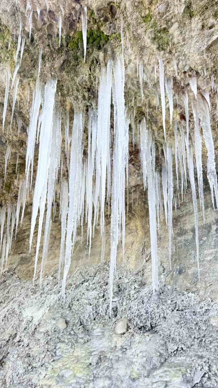 Adana’da buz sarkıtları oluştu
