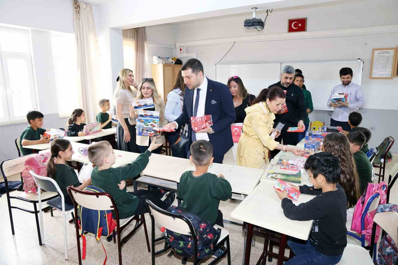 Adana’da çocuklar unutulmadı
