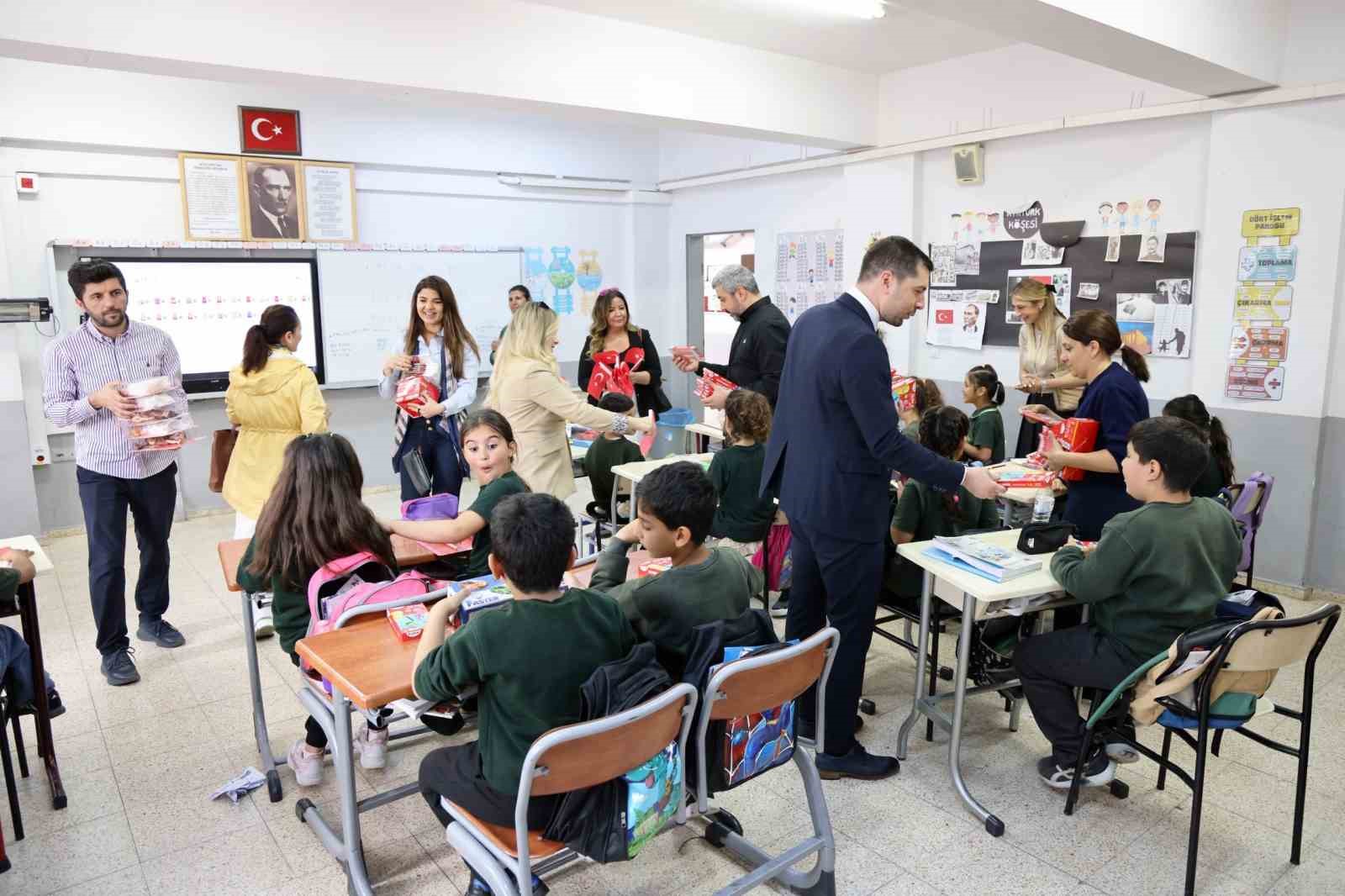 Adana’da çocuklar unutulmadı
