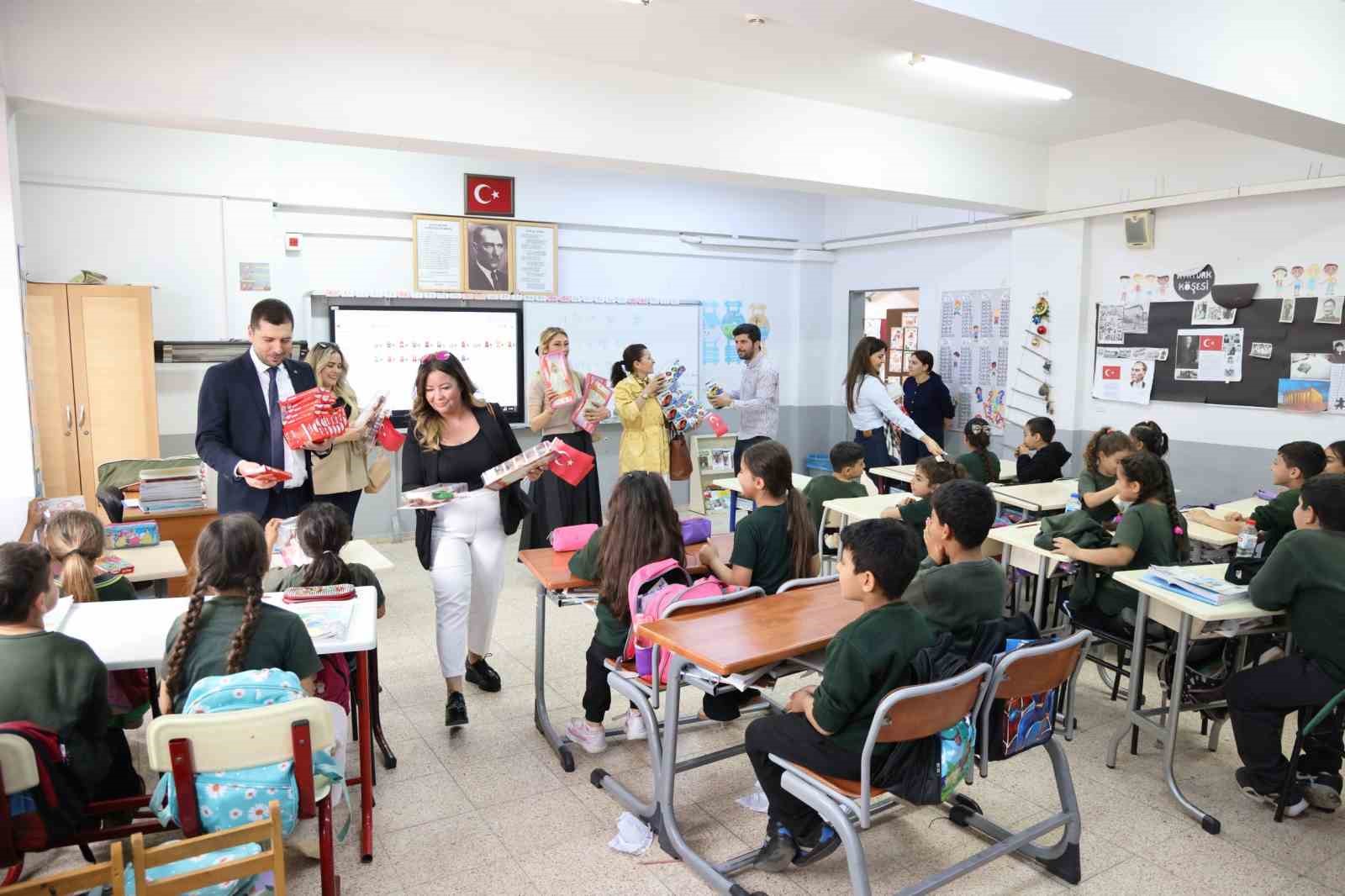 Adana’da çocuklar unutulmadı
