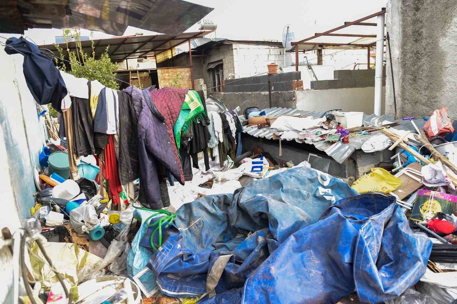 Adana’da çöp ev temizlendi
