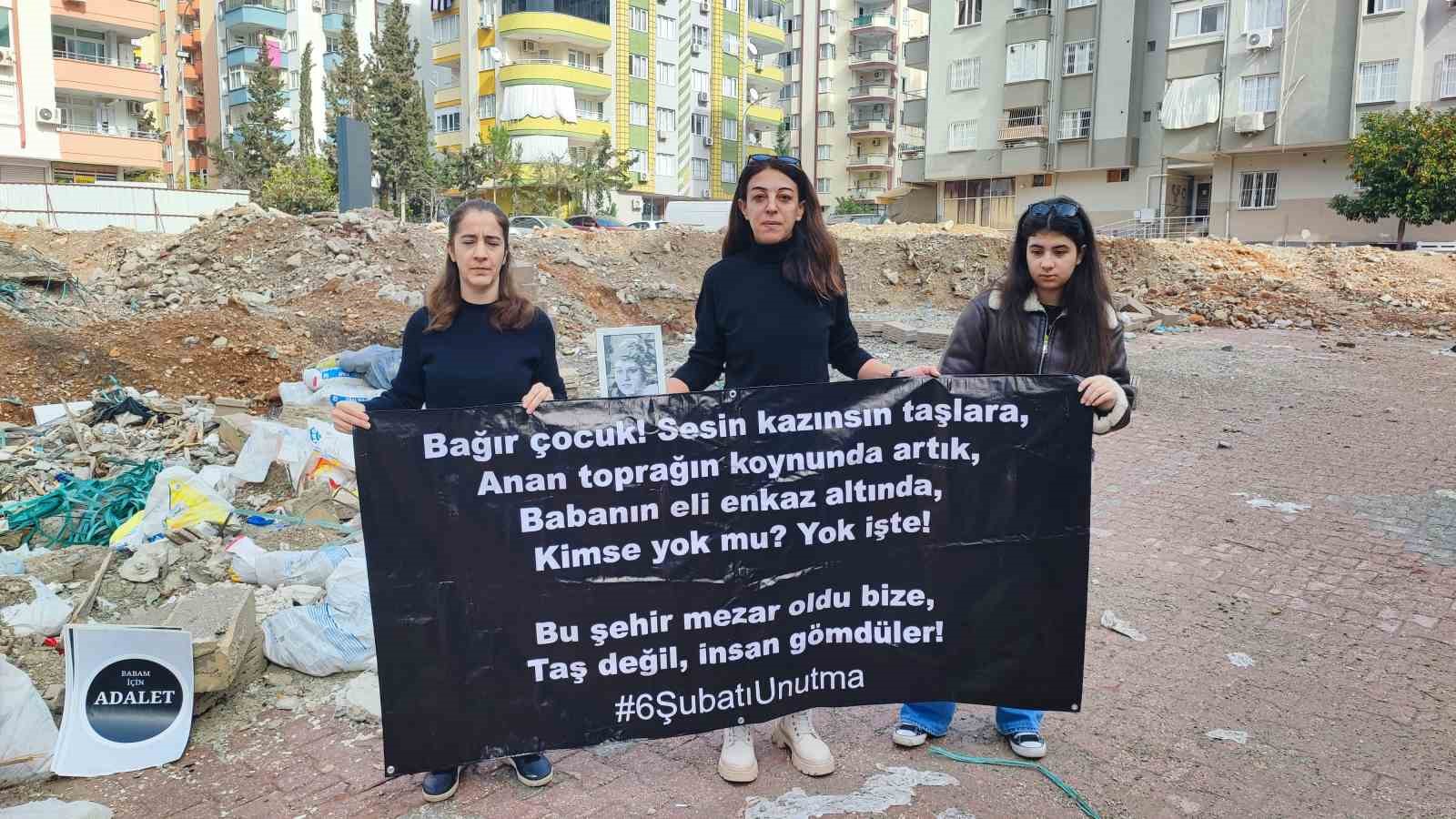Adana’da depremde 96 kişinin hayatını kaybettiği apartmanın yerinde gözyaşlarına boğuldular
