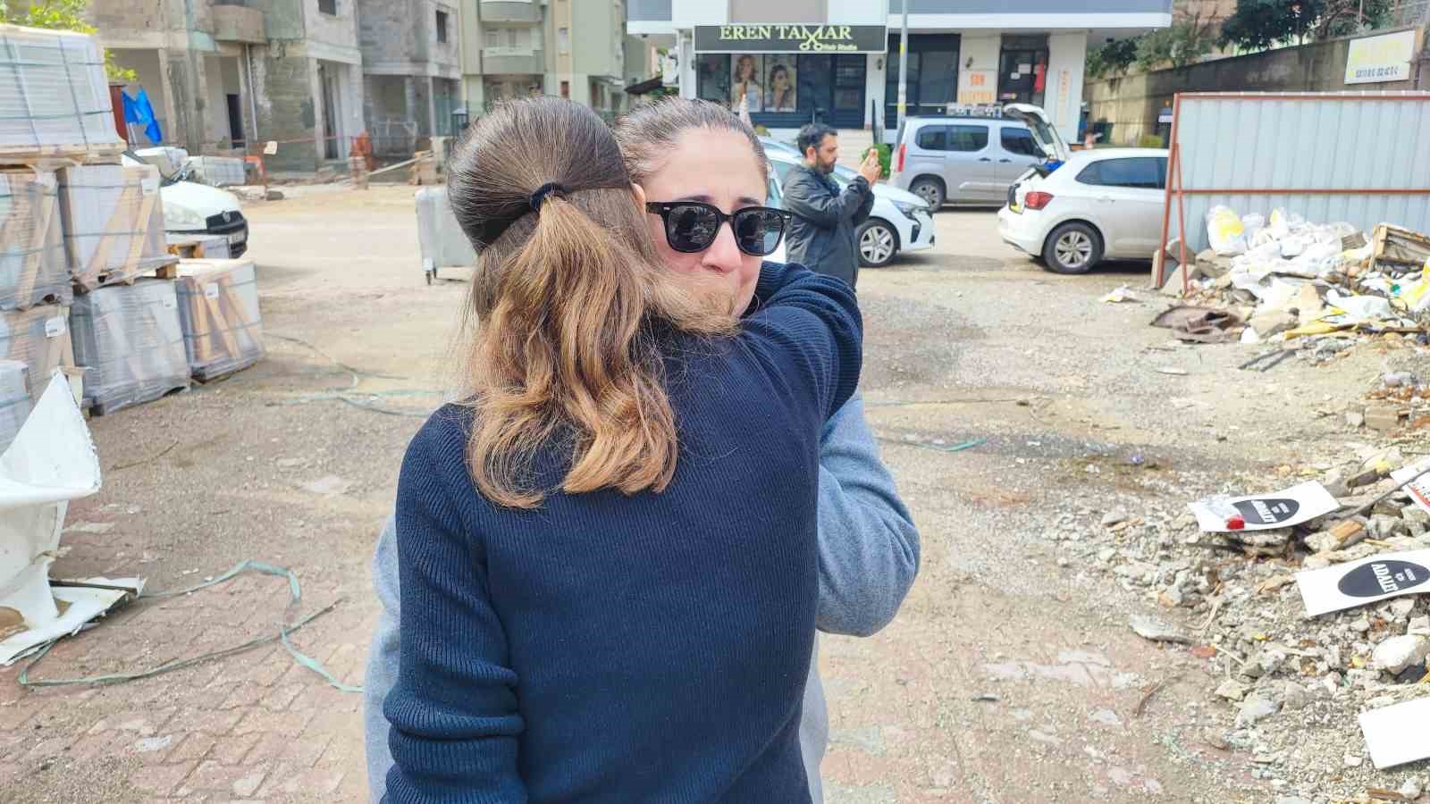 Adana’da depremde 96 kişinin hayatını kaybettiği apartmanın yerinde gözyaşlarına boğuldular
