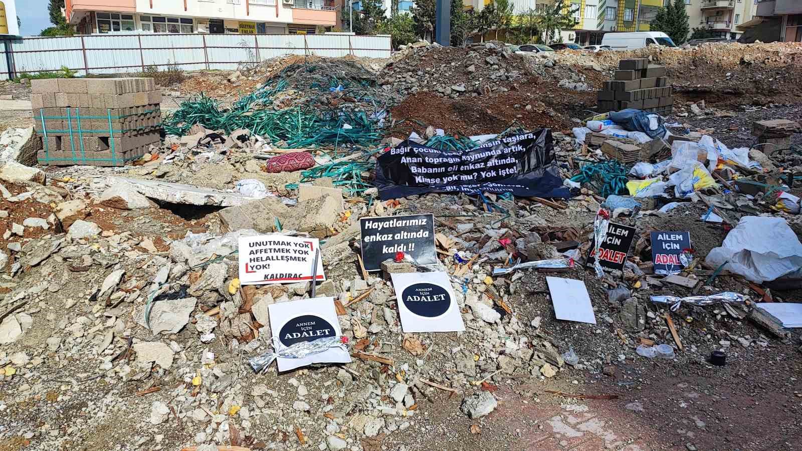 Adana’da depremde 96 kişinin hayatını kaybettiği apartmanın yerinde gözyaşlarına boğuldular
