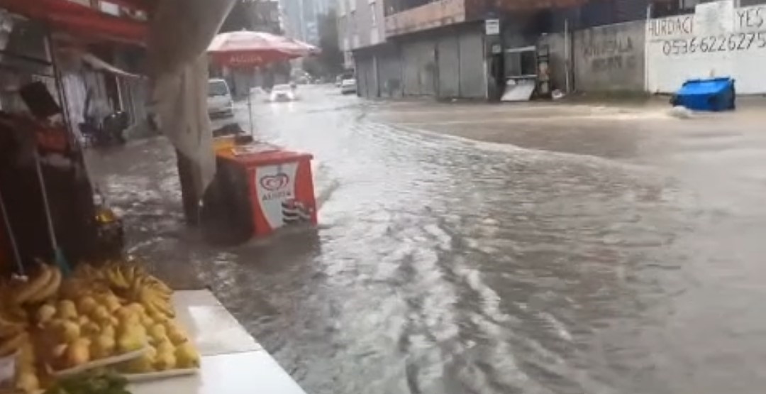 Adana’da dolu, sağanak ve hortum hayatı felç etti
