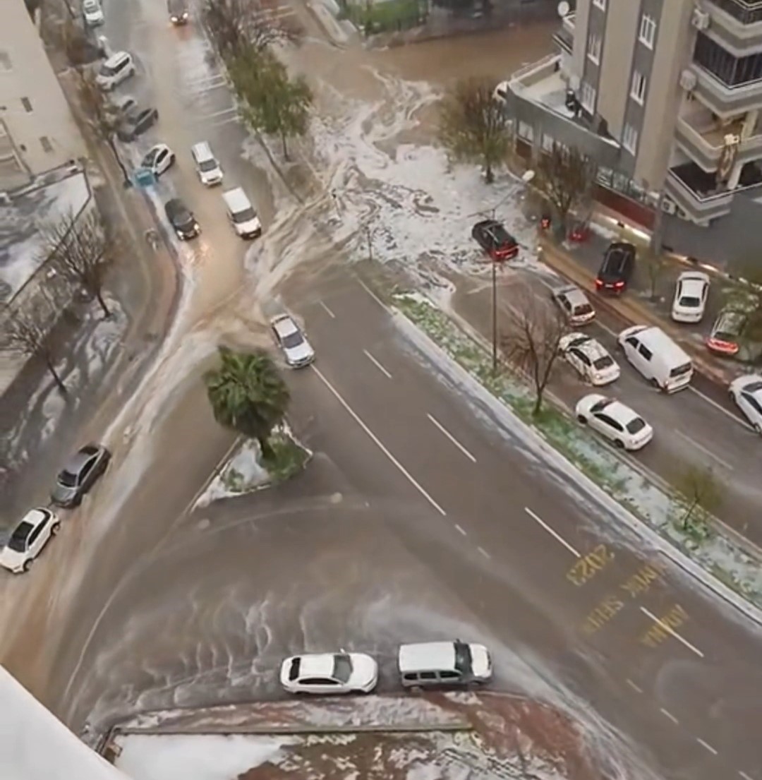 Adana’da dolu, sağanak ve hortum hayatı felç etti
