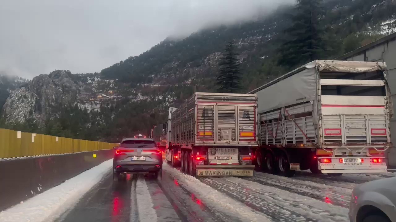 Adana’da dolu ulaşımda aksamalara neden oldu
