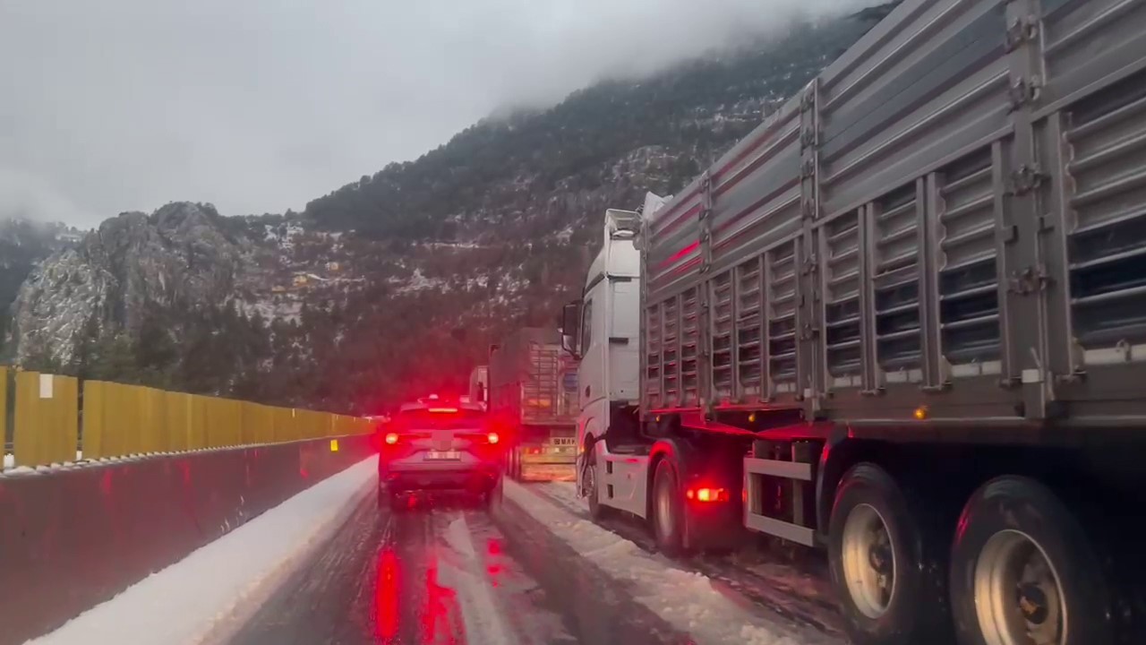 Adana’da dolu ulaşımda aksamalara neden oldu
