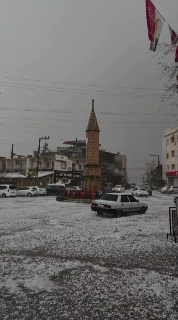 Adana’da dolu yağışı etkili oldu
