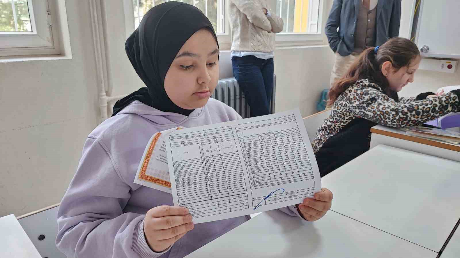 Adana’da engelleri aşan karne sevinci: Görme engelli öğrenciler ’’Braille alfabesi’’ ile hazırlanan karnelerini aldı
