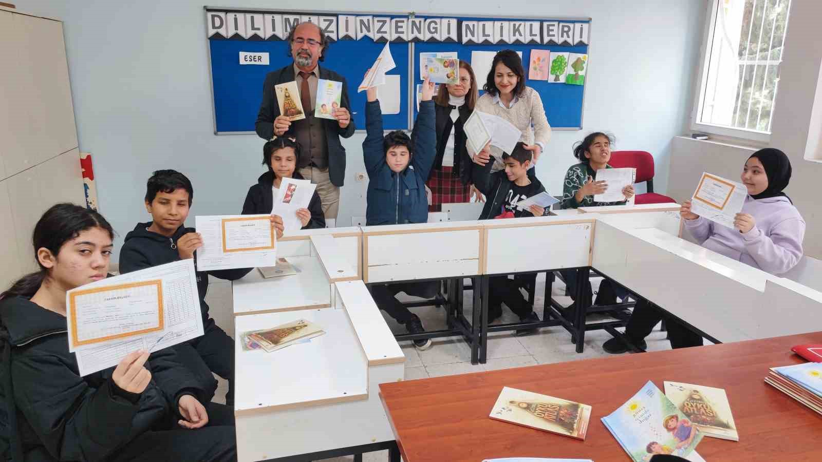 Adana’da engelleri aşan karne sevinci: Görme engelli öğrenciler ’’Braille alfabesi’’ ile hazırlanan karnelerini aldı
