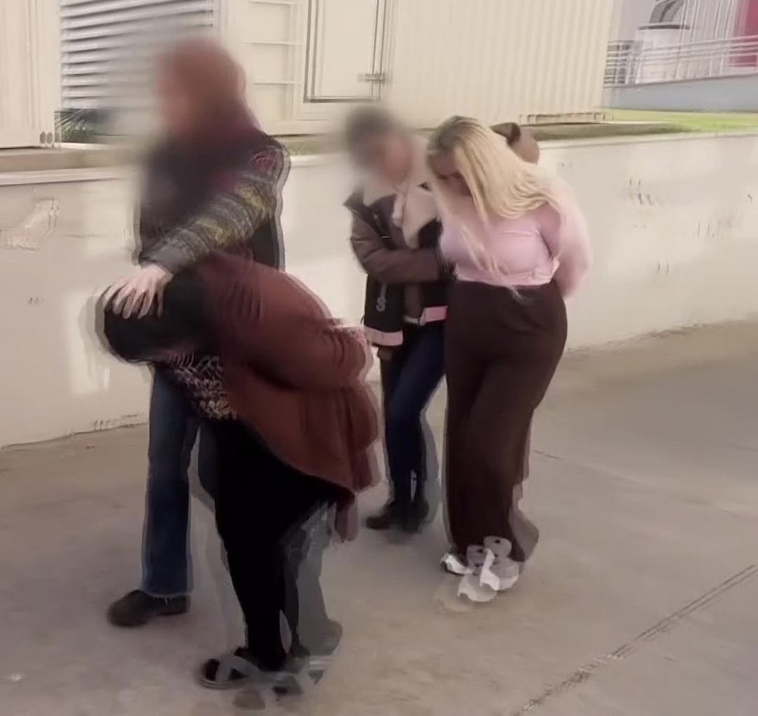 Adana’da evlerinden uyuşturucu ve silahlar çıkan 2 kadın tutuklandı
Adana’da evlerinden uyuşturucu ve silahlar çıkan 2 kadın tutuklandı