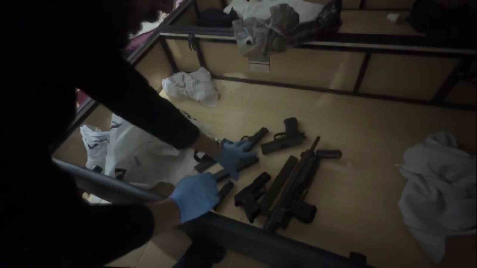 Adana’da evlerinden uyuşturucu ve silahlar çıkan 2 kadın tutuklandı
Adana’da evlerinden uyuşturucu ve silahlar çıkan 2 kadın tutuklandı