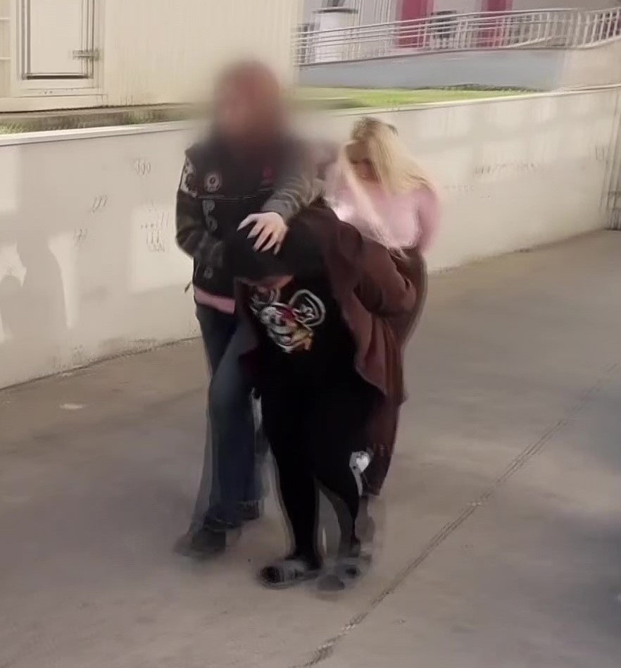 Adana’da evlerinden uyuşturucu ve silahlar çıkan 2 kadın tutuklandı
Adana’da evlerinden uyuşturucu ve silahlar çıkan 2 kadın tutuklandı