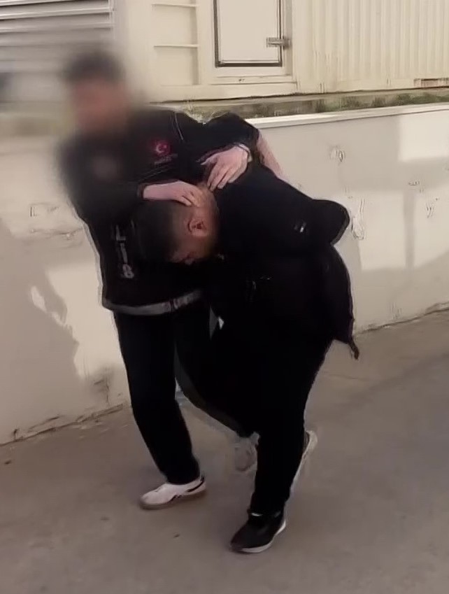 Adana’da evlerinden uyuşturucu ve silahlar çıkan 2 kadın tutuklandı
Adana’da evlerinden uyuşturucu ve silahlar çıkan 2 kadın tutuklandı