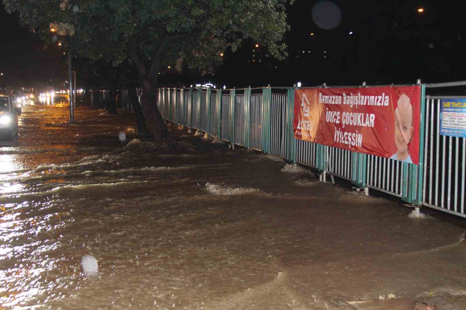 Adana’da gece bastıran sağanak yağış yolları göle çevirdi
