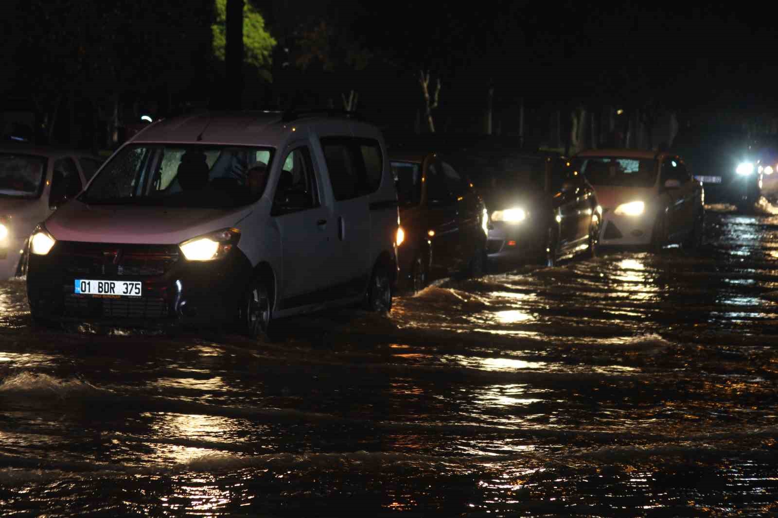 Adana’da gece bastıran sağanak yağış yolları göle çevirdi
