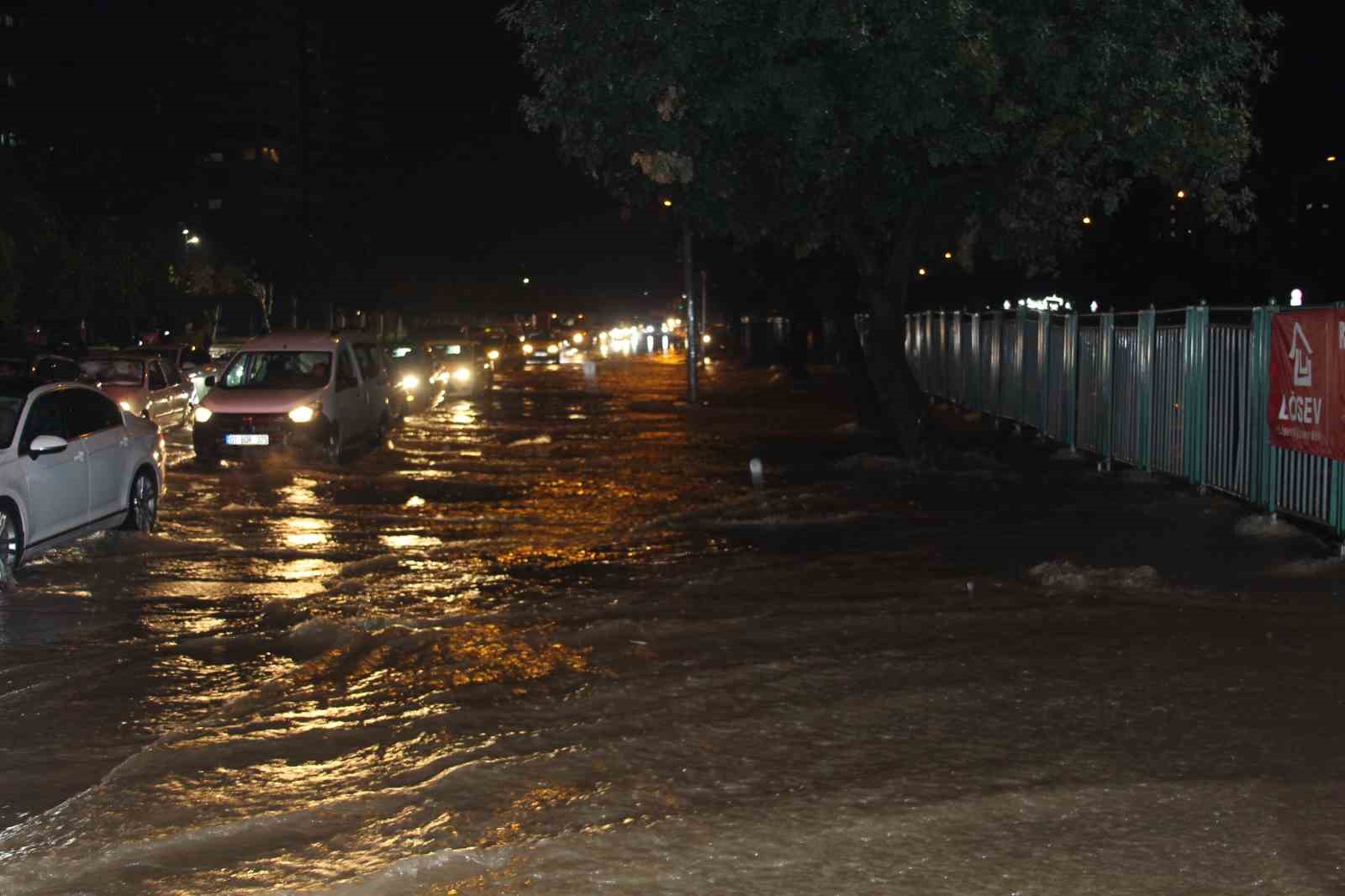 Adana’da gece bastıran sağanak yağış yolları göle çevirdi

