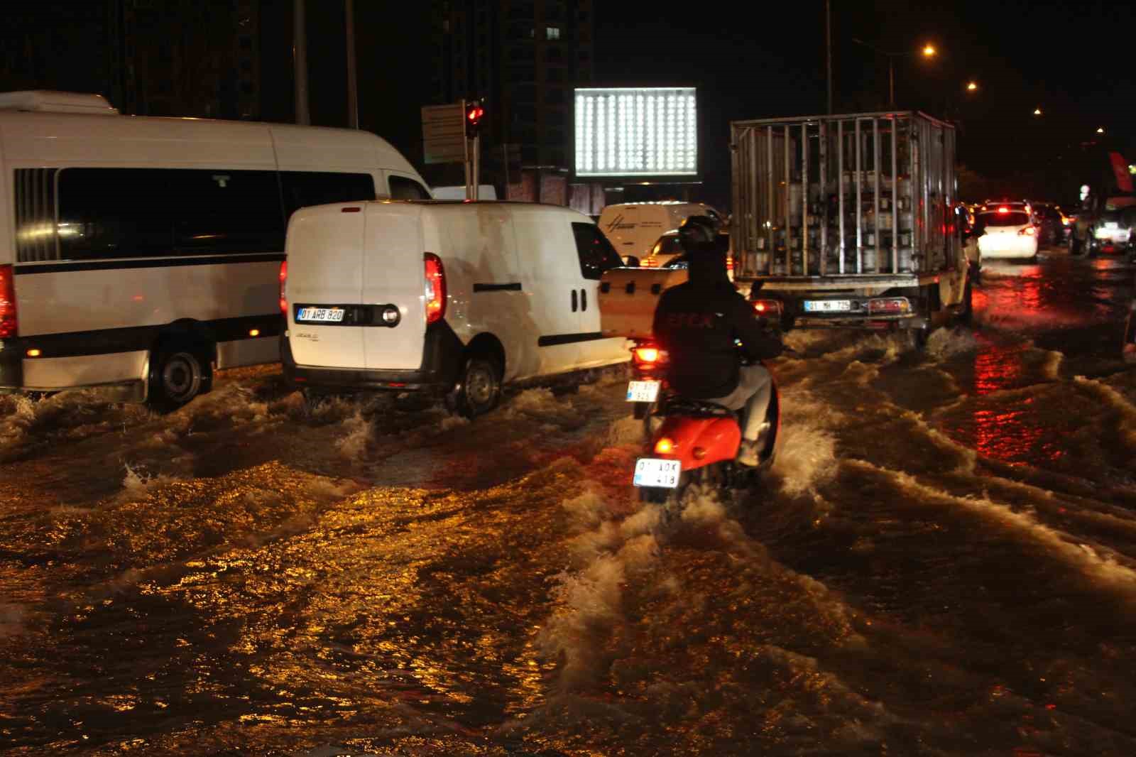 Adana’da gece bastıran sağanak yağış yolları göle çevirdi
