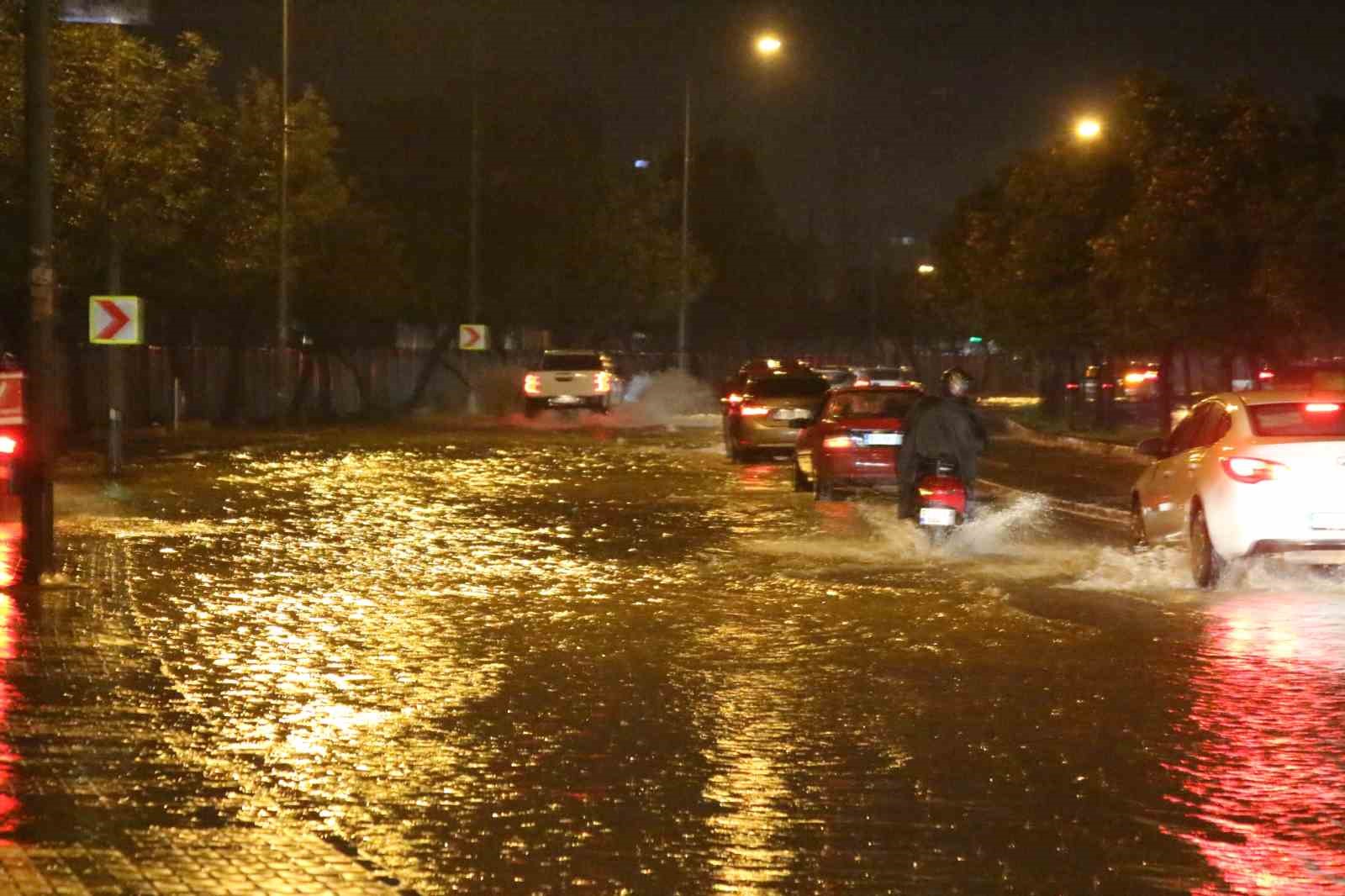 Adana’da gece bastıran sağanak yağış yolları göle çevirdi
