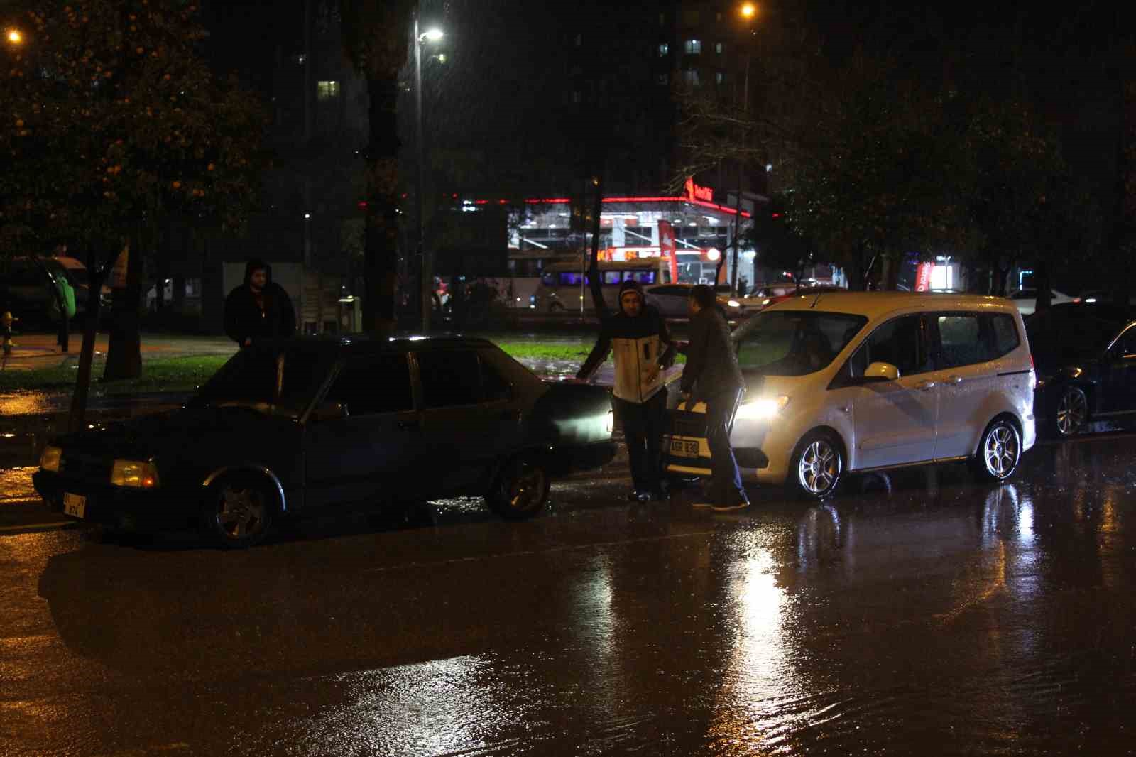 Adana’da gece bastıran sağanak yağış yolları göle çevirdi
