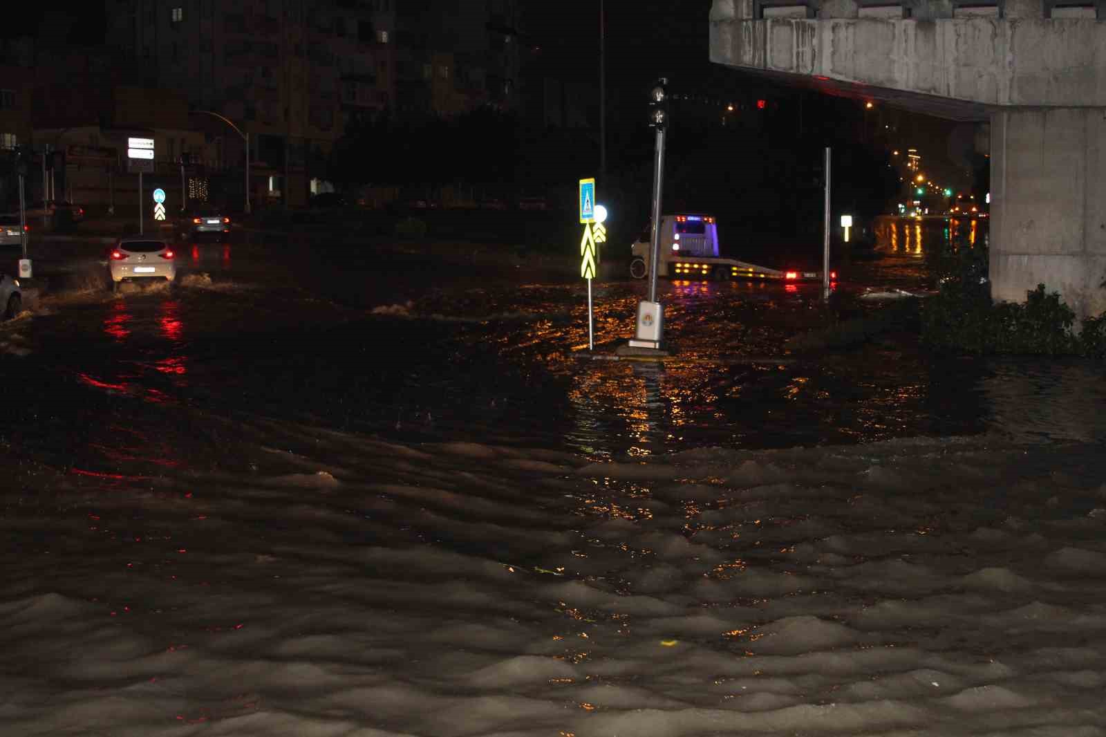 Adana’da gece bastıran sağanak yağış yolları göle çevirdi
