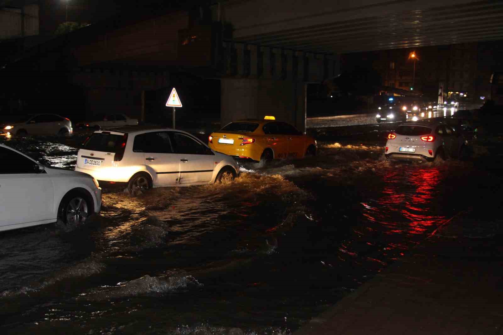 Adana’da gece bastıran sağanak yağış yolları göle çevirdi
