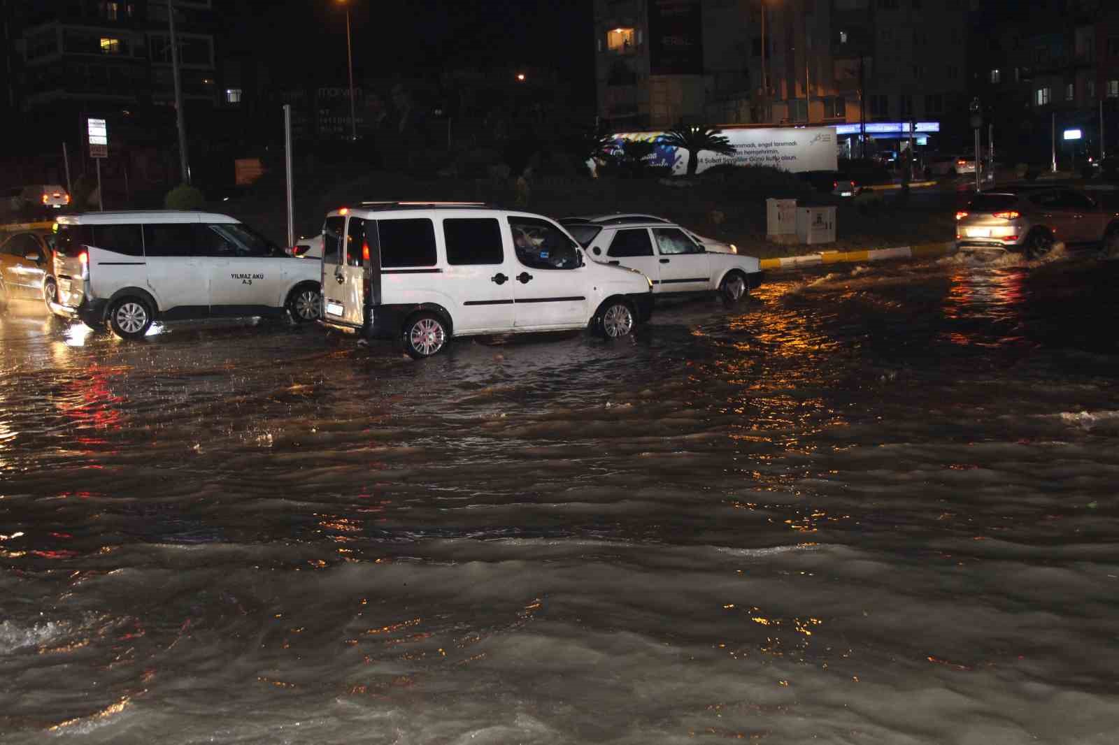 Adana’da gece bastıran sağanak yağış yolları göle çevirdi
