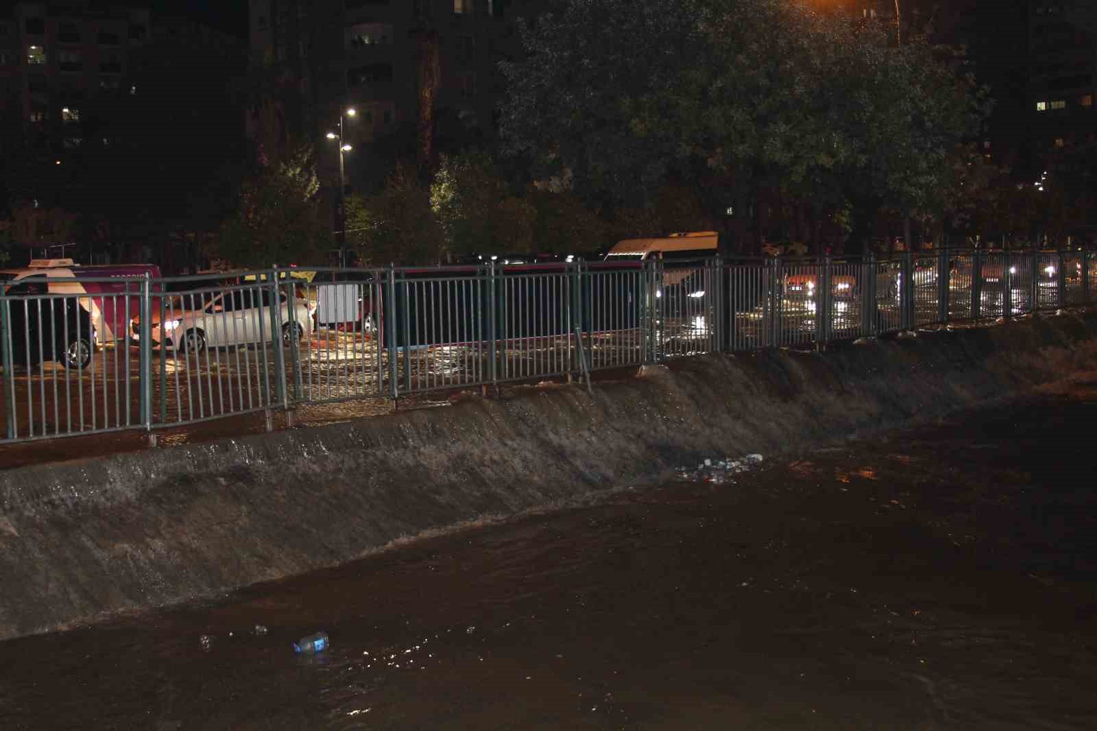Adana’da gece bastıran sağanak yağış yolları göle çevirdi
