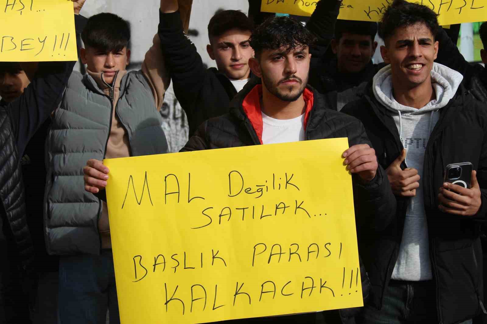 Adana’da gençlerden başlık parası eylemi
Adana’da gençlerden başlık parası eylemi