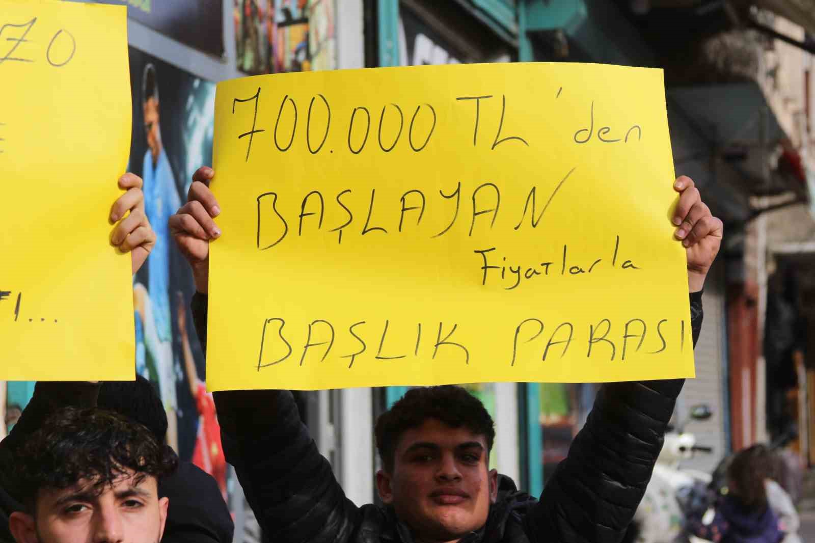 Adana’da gençlerden başlık parası eylemi
Adana’da gençlerden başlık parası eylemi