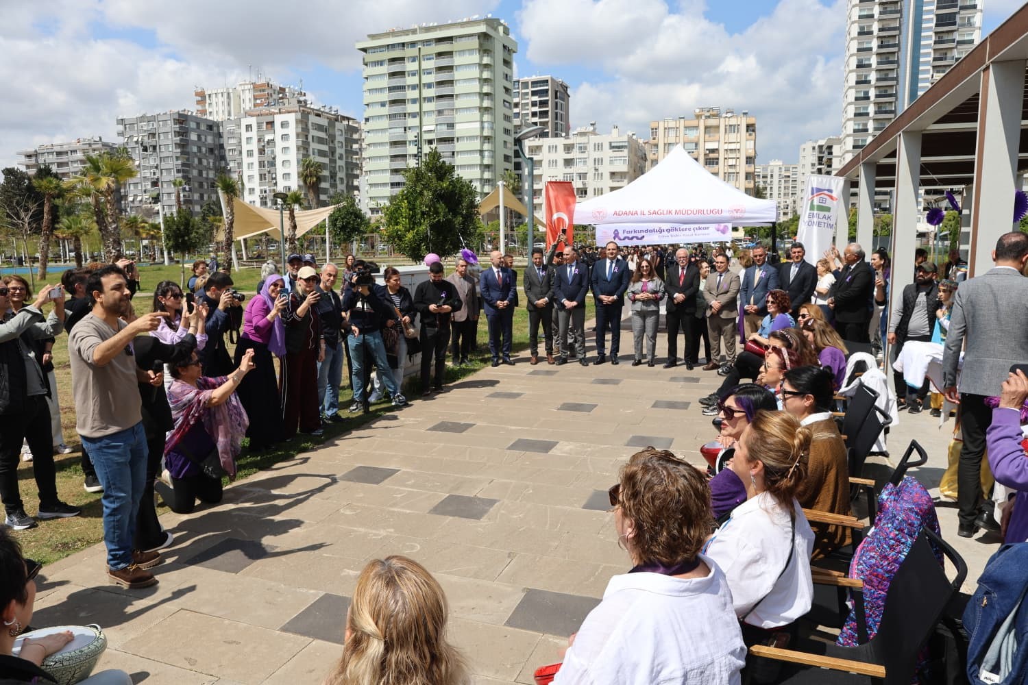 Adana’da gökyüzüne mor balonlar bırakıldı
