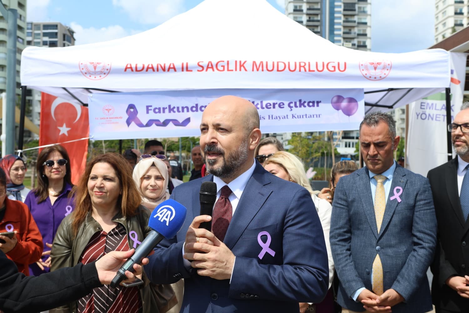 Adana’da gökyüzüne mor balonlar bırakıldı
