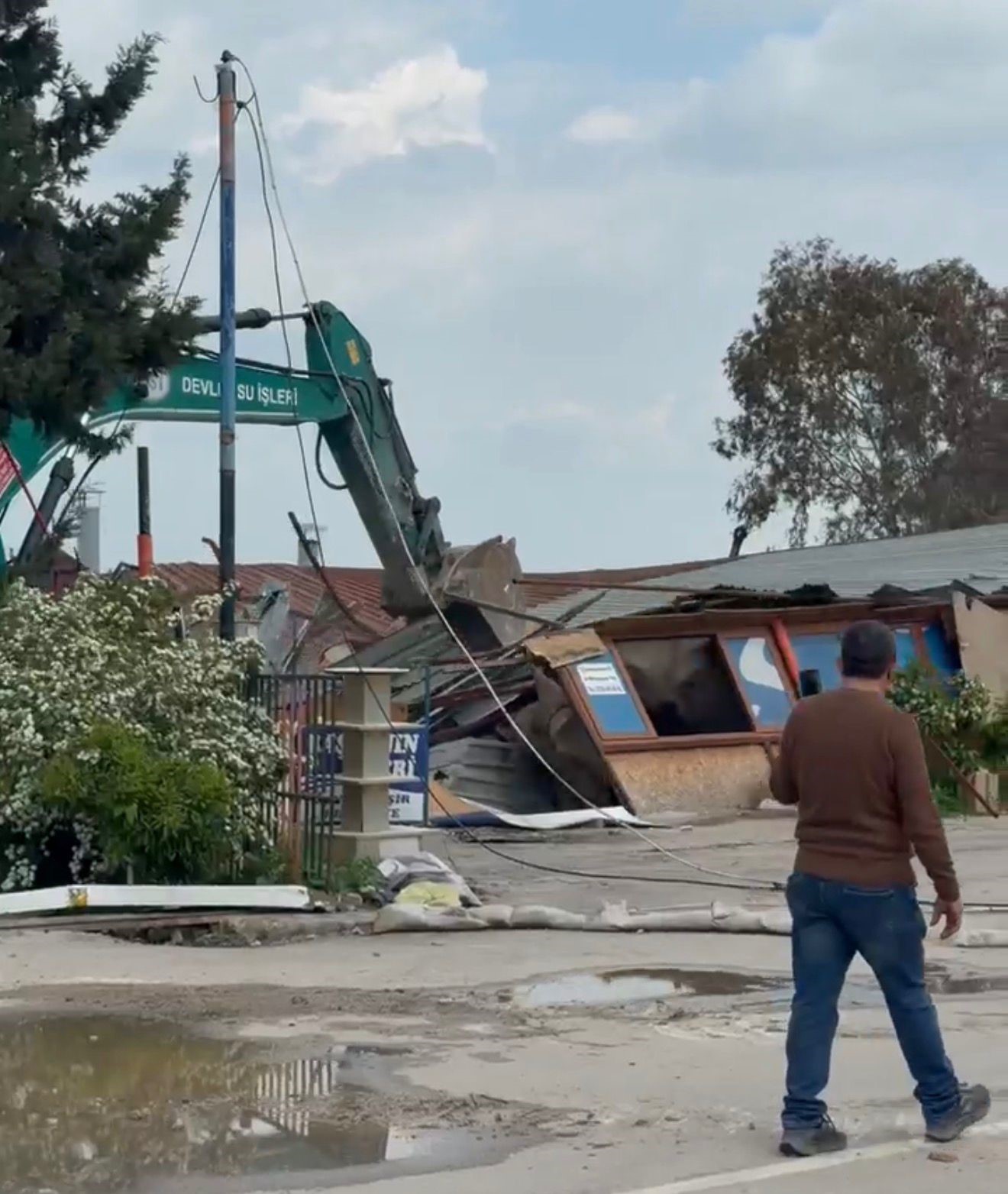 Adana’da göl kıyısındaki kaçak yapıların yıkımı sürüyor
